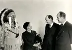 Hövdingen för Wampanoag-stammen från Gay Head, Lorenzo Dow Jeffers, och hans fru,  med representanter från STA, januari 1967.