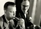 Tobakshandlaren Börje Larsson från Lund, vinnaren av SM i piprökning i Arvika 1963. Bakom honom sitter sportjournalisten Glokar Well.