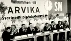 Finalisterna i SM i piprökning i Arvika 1963. Från vänster: Hans Matsson (Farsta), Boo Nyström (Karlstad), Per Olow Karlsson (Uppsala), Algot Hallberg (Malmö), C.V Nordenswan (Stockholm), Solveig Hedebjörn (Falköping), Bertil Johnson (Helsingborg), P.B Carlsson (Kalmar) och Börje Larsson (Lund).