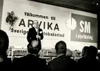 Sportjournalisten Glokar Well talar under SM i piprökning i Arvika 1963.