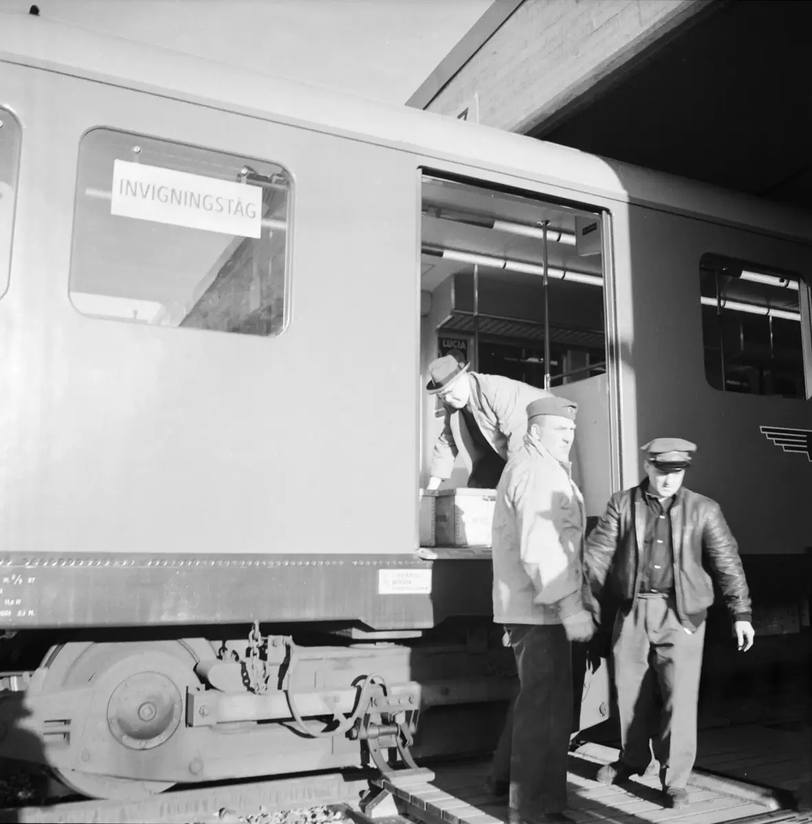 Den 19 november var det åter dags att förlänga tunnelbanan. Invigningen ägde rum dagen innan vid Bagarmossens station, sedan bar det iväg till Farsta och Hässelby Strand med dekorerat invigningståg med 300 gäster och kaffeservering ombord. Tunnelbanelinje 17 hette fram t o m 1975-01-12 linje 11. 