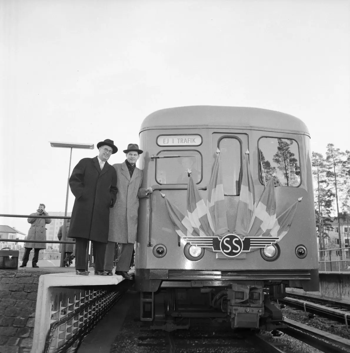 Den 19 november var det åter dags att förlänga tunnelbanan. Invigningen ägde rum dagen innan vid Bagarmossens station, sedan bar det iväg till Farsta och Hässelby Strand med dekorerat invigningståg med 300 gäster och kaffeservering ombord.