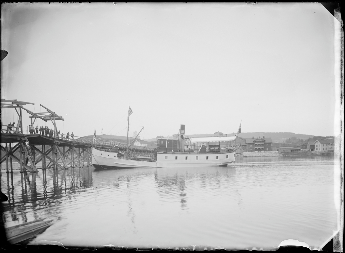 Et fartøy ved en brygge.