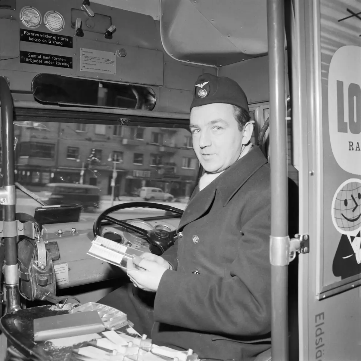 Busschafför Börje Svensson är nöjd med den nya taxan som infördes i november 1957, linje 114