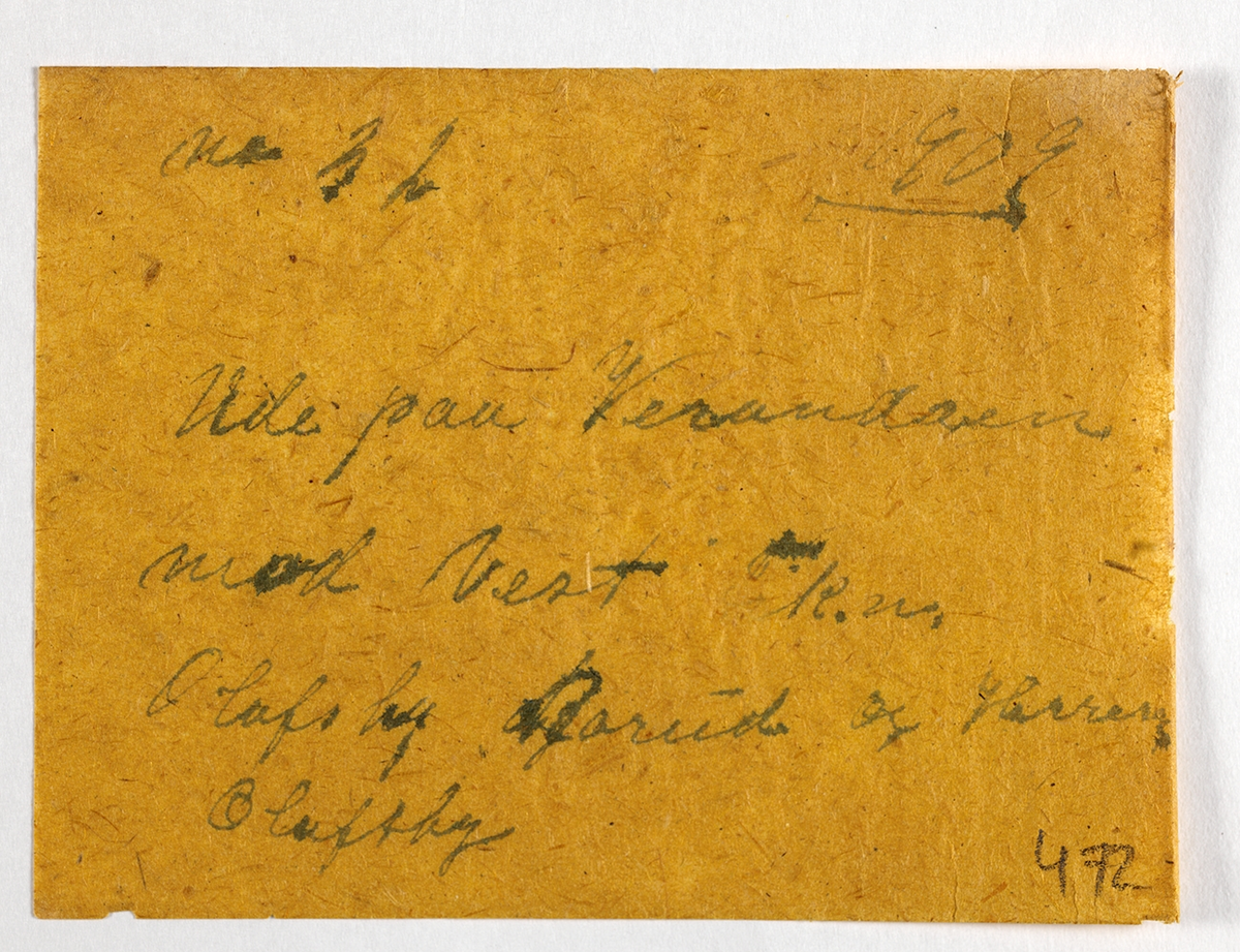 Portrett av to menn og to kvinner på en terrasse.

På konvolutt "Ude paa Verandaen mod vest...K. v. .Olafsby, Borud og Herr Olafsby.,, 472. No. 3. 1909."
