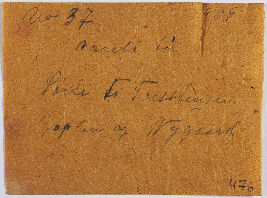 Portrett av fire menn bak en skrivepult i ett av folkehøgskolens soveværelser. Antatt elever ved Eidsvoll Folkehøgskole fotografert i 1909.
Antatt påskrift konvolutt "No 37, 1909, Værels til Sørli og Torsstensen,  Goplen og Nygaard, 476.