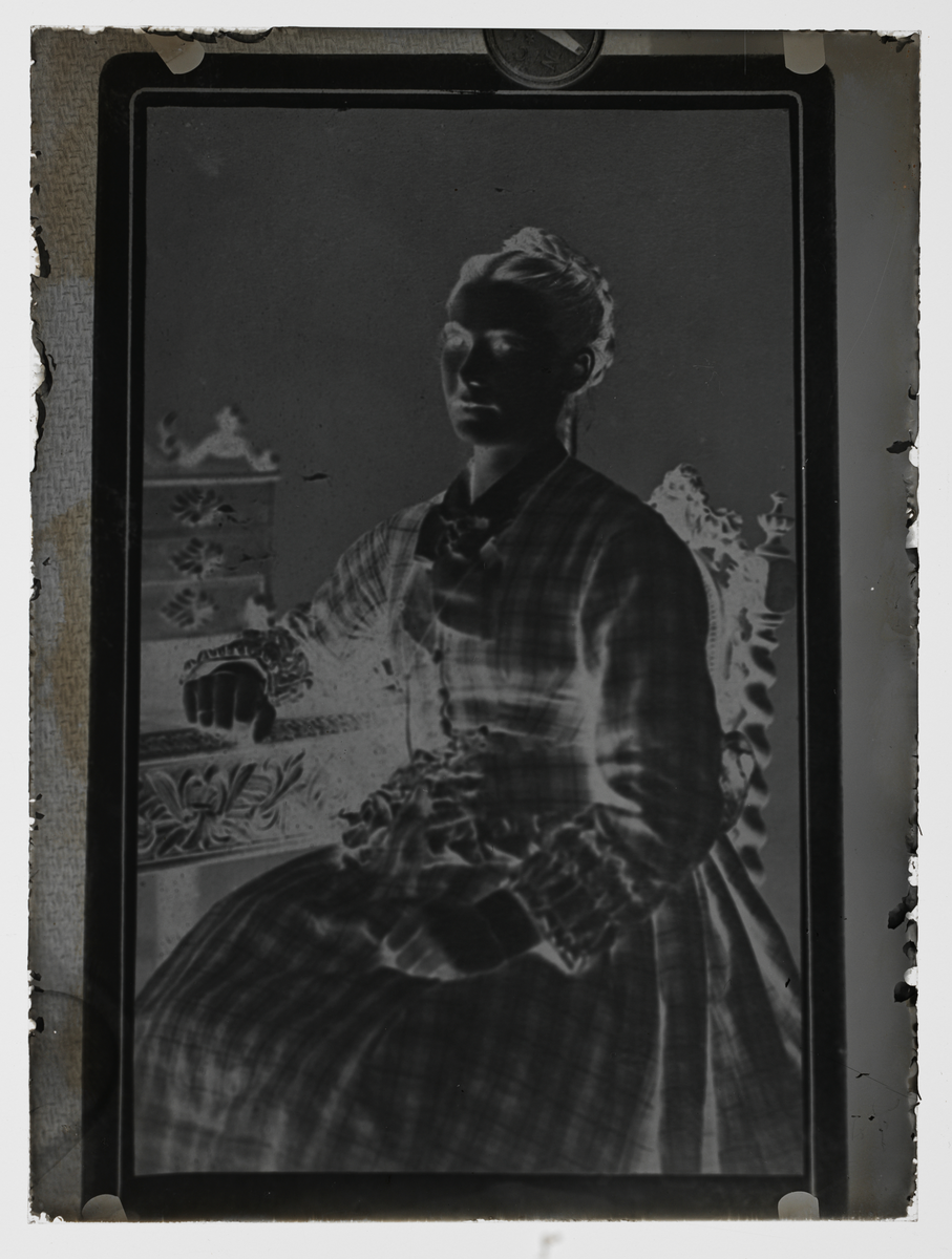 Avfotografert visittkortfotografi. Studioportrett av en kvinne.