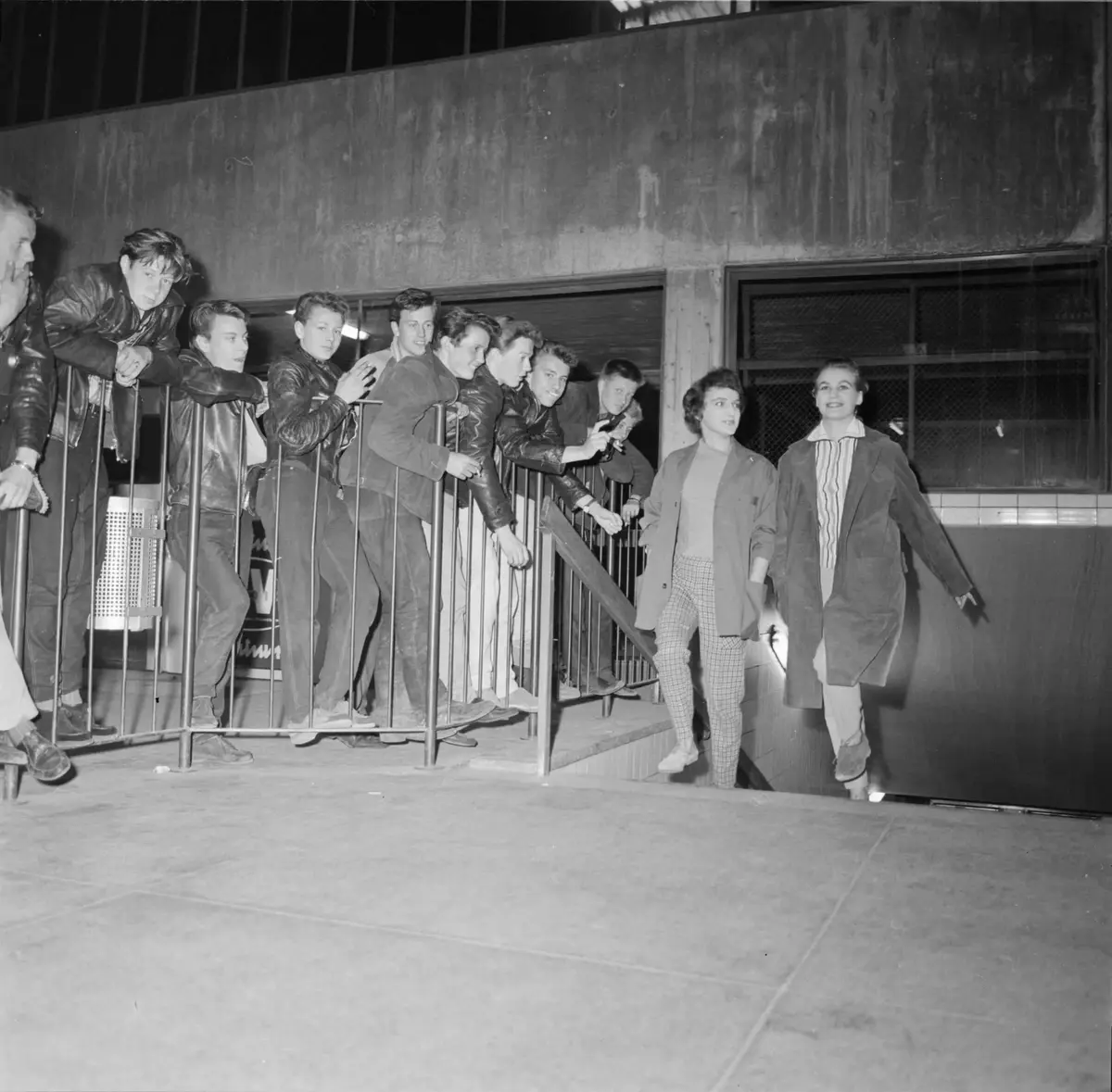 Se artikel i tidskriften Spårväg och Buss, nr 8, 1958.
Bilderna är arrangerade med statister, men motsvarar i övrigt helt situationen där.

Sven Gråd som arbetar i biljettluckan vid Blackeberg berättar "här samlas ungdomarna i trapporna och nere i hallen, där de står och hänger, röker, spottar och skräpar ner". De flesta är det väl inget ont i, men bland dem finns vissa typer, som gärna ställer till med bråk". Nattvakt vaktar stationen och håller ungdomarna i schack, men han är bara tillgänglig mellan 18.00-22.15. Gråd tycker att nattvaktens pass bör förlängas, ungdomarna anser att det är för tidigt att gå hem när ungdomsgården stängt eller biografföreställningen är slut. Vad som gör Blackebergs station särskilt besvärlig är "den fantastiska akustiken, som kommer gängens läten att låta mer än vad som är hälsosamt för omgivningen". 