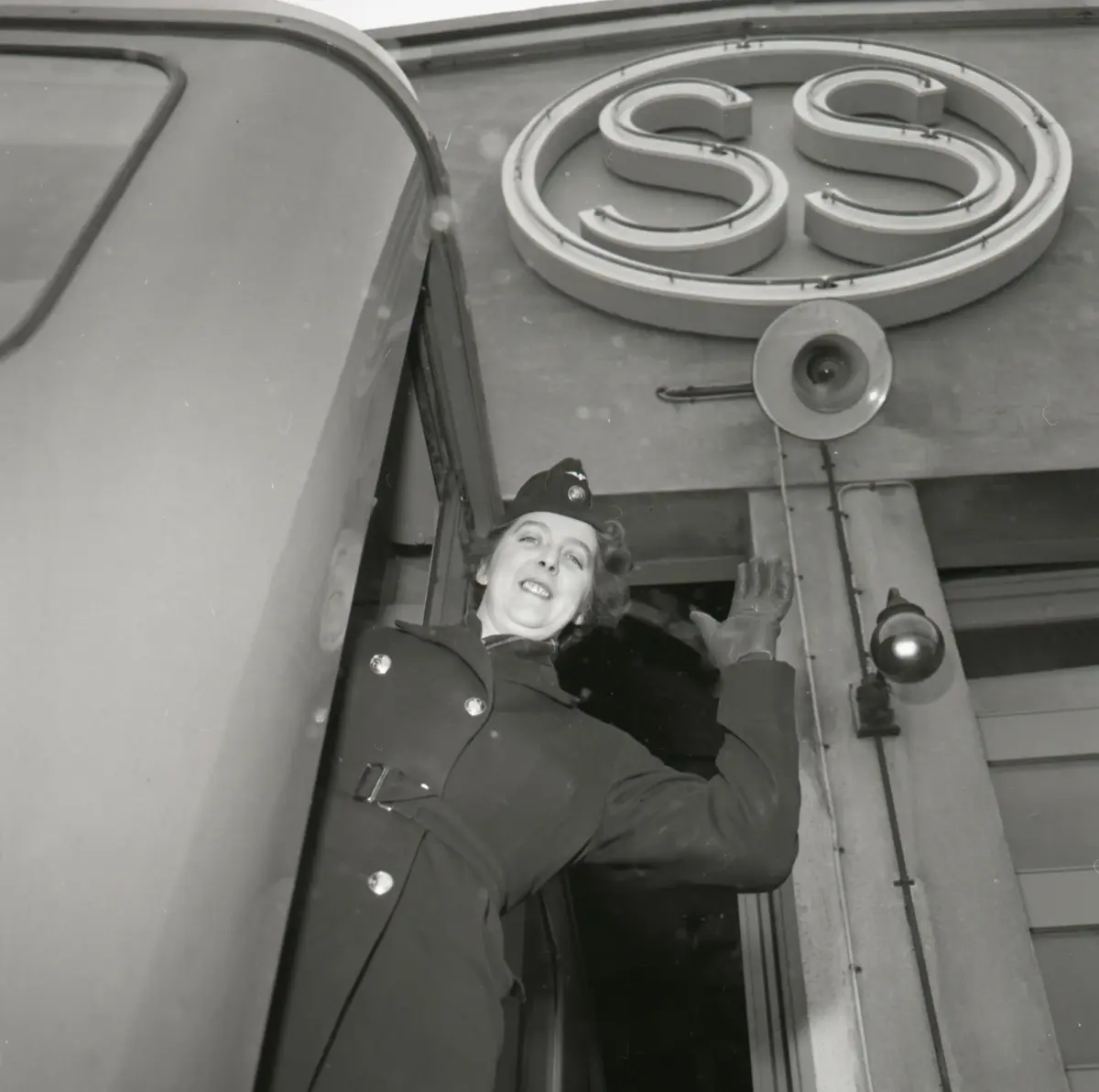 1958 var året då kvinnor kliver in på förarplatsen.
20 november 1958 startade en kurs för tunnelförare, unik i den meningen att fyra kvinnor ingick i kursen och den 4 december fick Stockholms Spårvägar sin första kvinnliga tunneltågförare Kerstin Jarlén.
