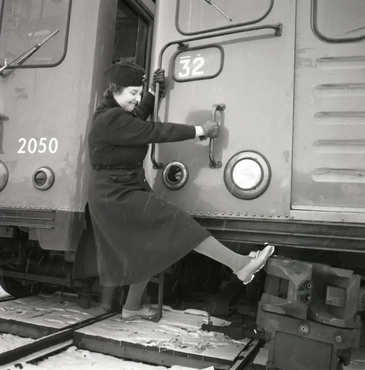1958 var året då kvinnor kliver in på förarplatsen.
20 november 1958 startade en kurs för tunnelförare, unik i den meningen att fyra kvinnor ingick i kursen och den 4 december fick Stockholms Spårvägar sin första kvinnliga tunneltågförare Kerstin Jarlén.