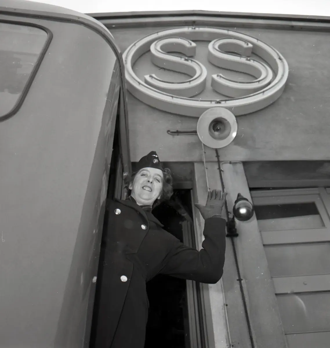 1958 var året då kvinnor kliver in på förarplatsen.
20 november 1958 startade en kurs för tunnelförare, unik i den meningen att fyra kvinnor ingick i kursen och den 4 december fick Stockholms Spårvägar sin första kvinnliga tunneltågförare Kerstin Jarlén.