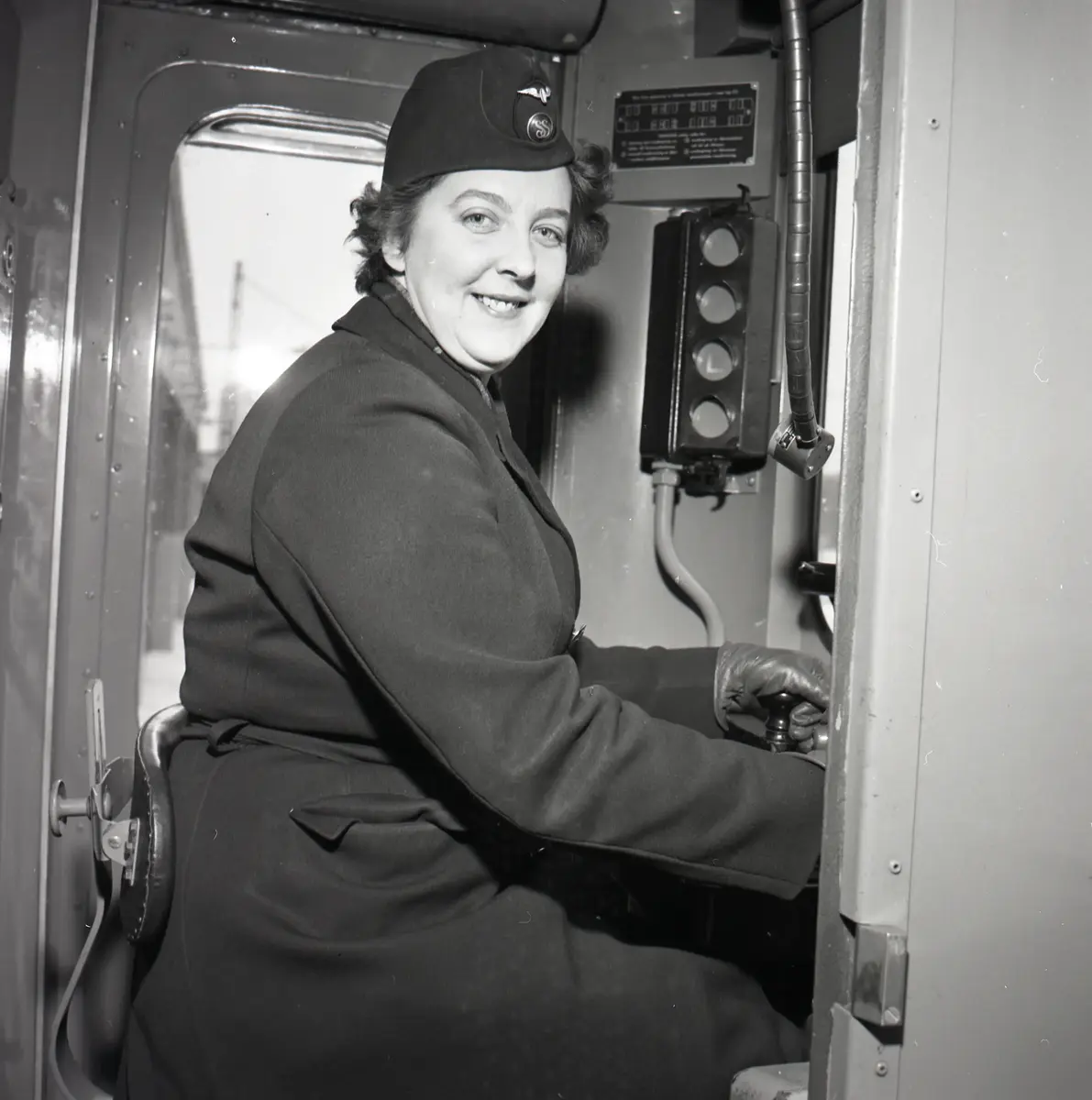 1958 var året då kvinnor kliver in på förarplatsen.
20 november 1958 startade en kurs för tunnelförare, unik i den meningen att fyra kvinnor ingick i kursen och den 4 december fick Stockholms Spårvägar sin första kvinnliga tunneltågförare Kerstin Jarlén.