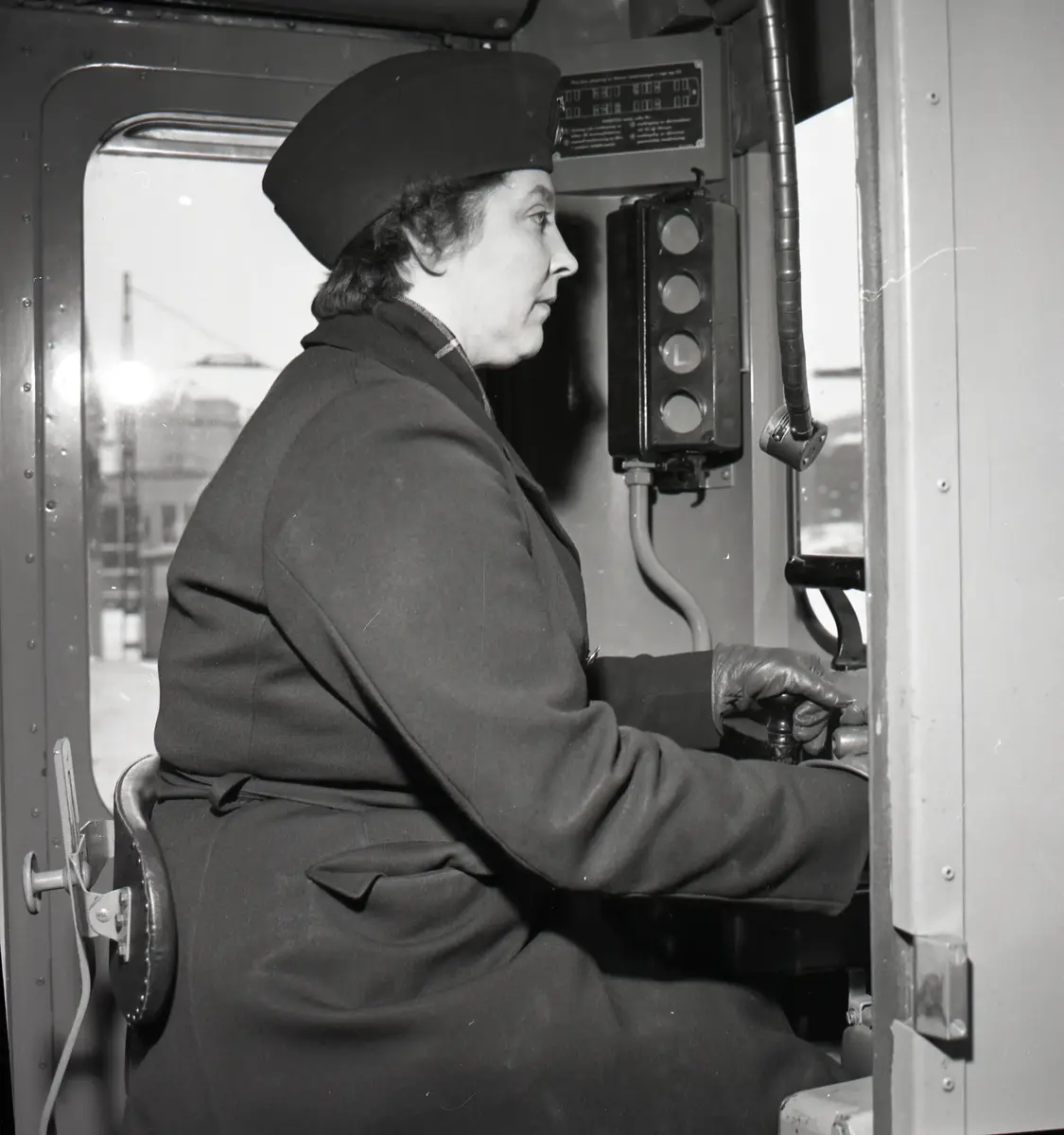 1958 var året då kvinnor kliver in på förarplatsen.
20 november 1958 startade en kurs för tunnelförare, unik i den meningen att fyra kvinnor ingick i kursen och den 4 december fick Stockholms Spårvägar sin första kvinnliga tunneltågförare Kerstin Jarlén.