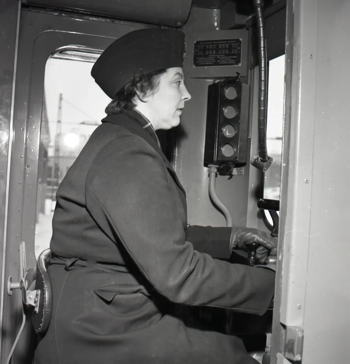 1958 var året då kvinnor kliver in på förarplatsen.
20 november 1958 startade en kurs för tunnelförare, unik i den meningen att fyra kvinnor ingick i kursen och den 4 december fick Stockholms Spårvägar sin första kvinnliga tunneltågförare Kerstin Jarlén.