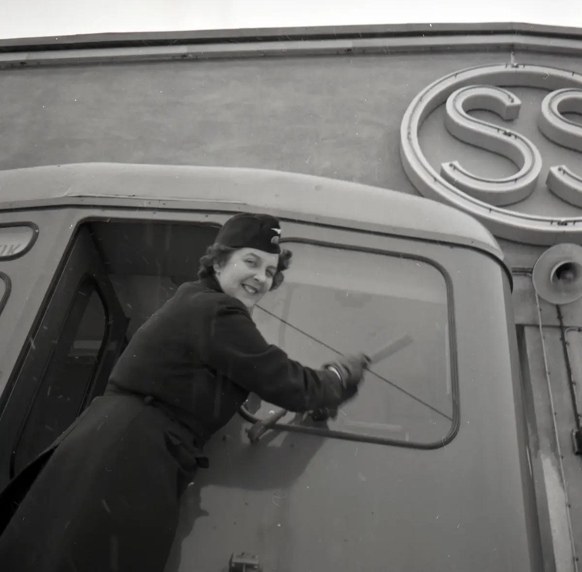 1958 var året då kvinnor kliver in på förarplatsen.
20 november 1958 startade en kurs för tunnelförare, unik i den meningen att fyra kvinnor ingick i kursen och den 4 december fick Stockholms Spårvägar sin första kvinnliga tunneltågförare Kerstin Jarlén.