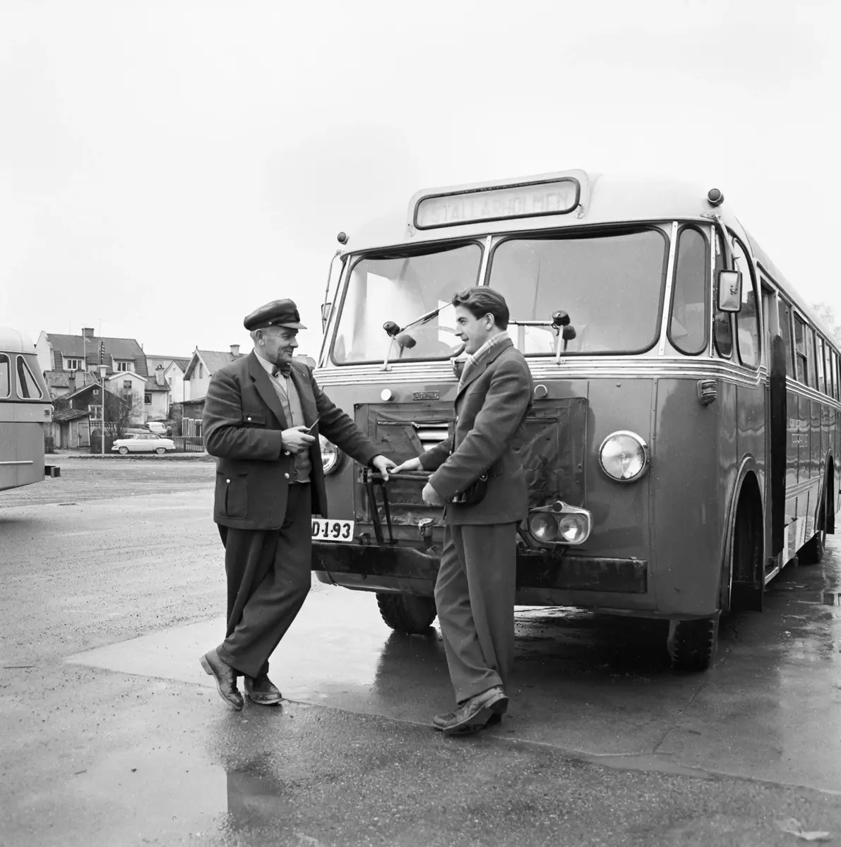 Personal vid buss skyltad Stallarholmen