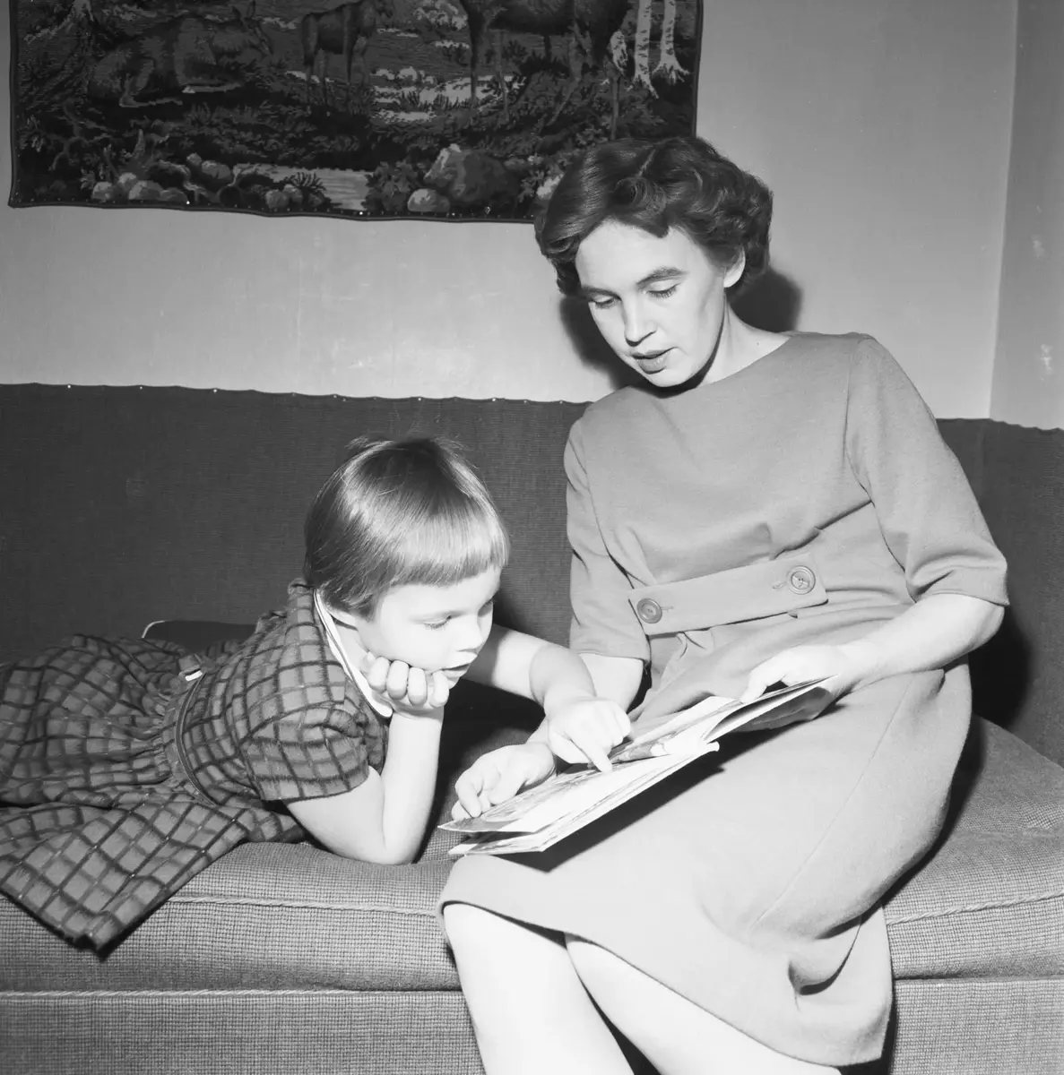 I artikel i tidskriften Spårväg och Buss, nr 1 1960, berättar Maj-Britt om varför hon valt att förvärvsarbeta och hur hon och hennes man har fått det att fungera.

Förvärvsarbete eller inte? Maj-Britt berättar att hon valt att förvärvsarbeta, och att familjen nu har en ekonomisktrygghetskänsla och lugn tillvaro, det är som en försäkring och vår standard har blivit högre. Maken är en modern herre, som inte tvekar att hjälpa till med de traditionsenligt kvinnliga sysslorna i hemmet, eftersom hon inte har tvekat att hjälpa honom i hans traditionella roll. Hon anförtror sin dotter Ringmor åt en pålitlig dagmamma, för hon får inte bli nyckelbarn säger hon bestämt. 