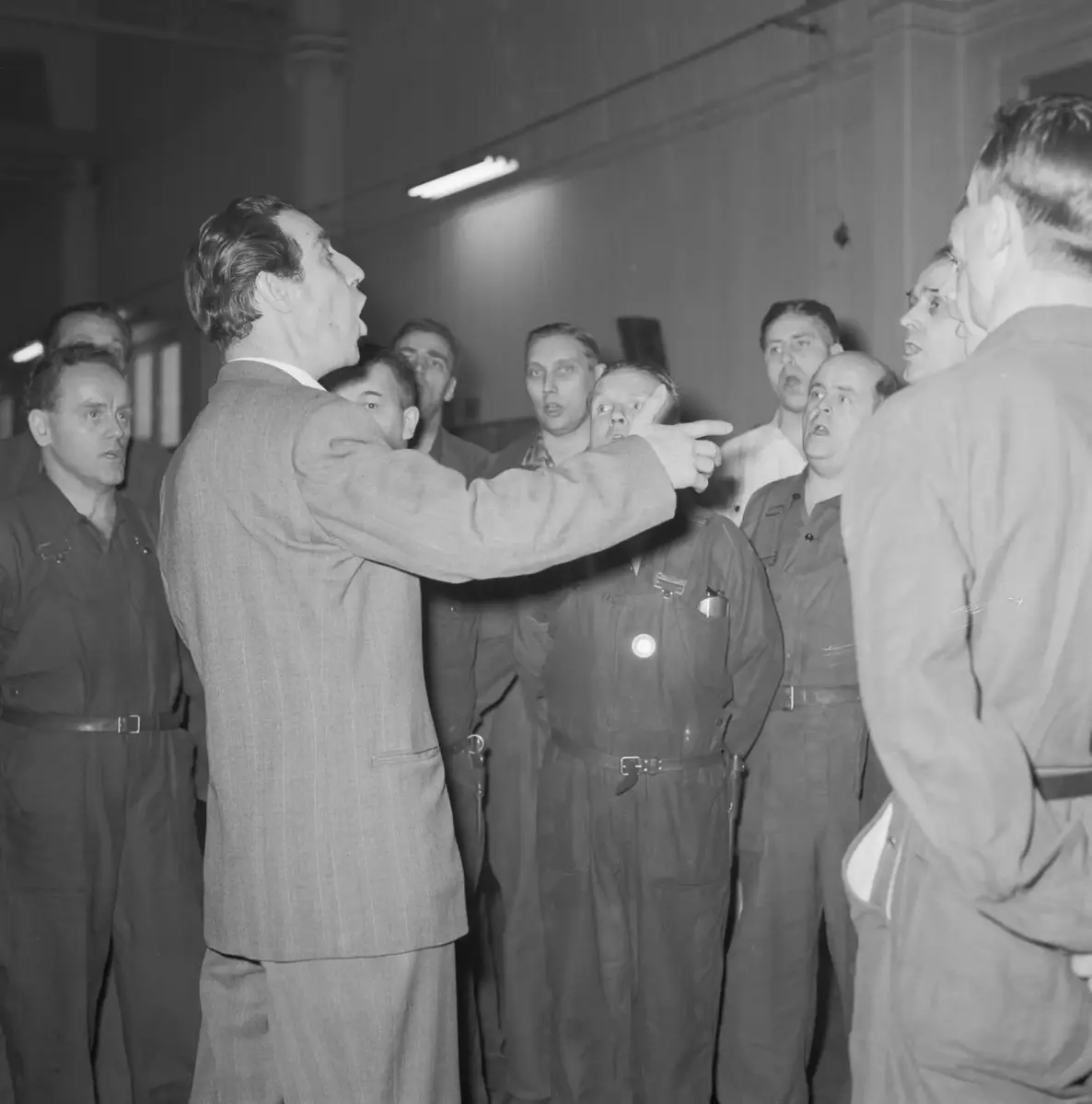Hans von Heland besöker verkstaden för att dela ut pris till personal som klarat 100 olycksfria arbetsdagar. Pris var ett halvt dussin kaffekoppar med fat.  