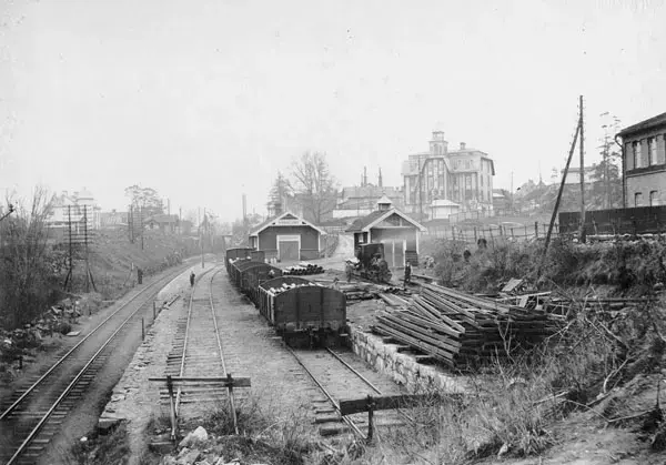 Bygget av Råsundabanan 1907 - 1908. Hagalunds gamla järnvägsstation. SNS hade ett särskilt spår upp till spårvägen