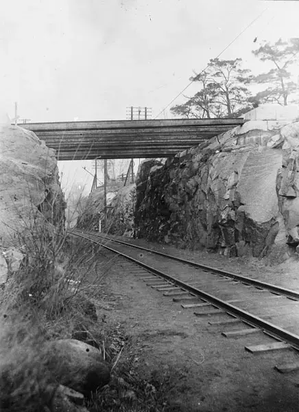 Bygget av Råsundabanan 1907 - 1908. Bron över gamla järnvägen vid Hagalund.