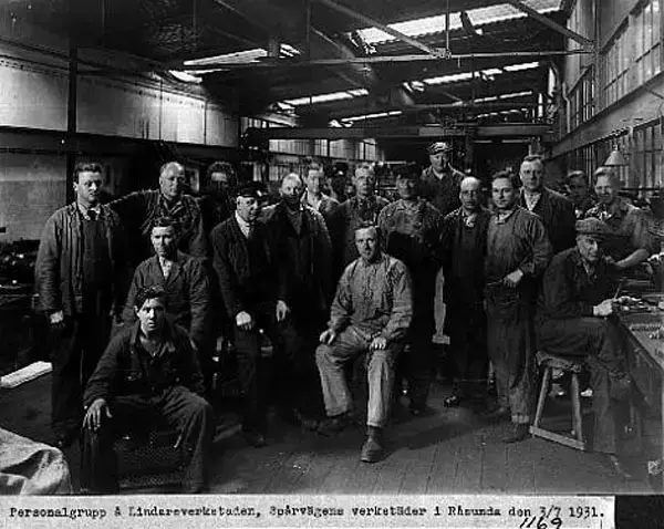 Personalgrupp å Lindarverkstaden, Spårvägens verkstäder i Råsunda den 3/7 1931.