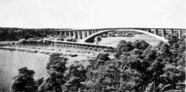 Nya Tranebergsbro öppnades för trafik 1/9 1934. På bilden ser man längst till vänster den som båtbrygga använda gamla flottbron, så pontonbron i bruk 1914 - 34 och till sist högbron.