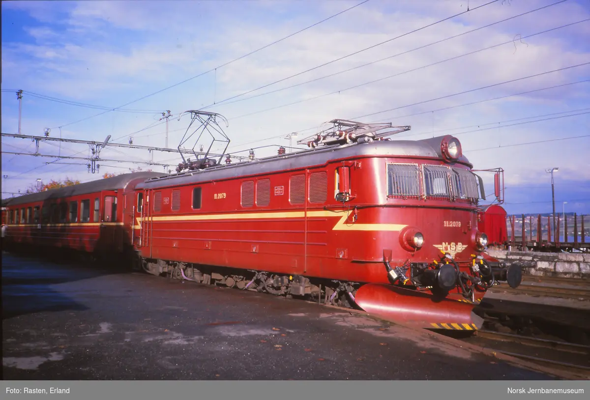 Elektrisk lokomotiv El 11 2079 med persontog på Gjøvik stasjon