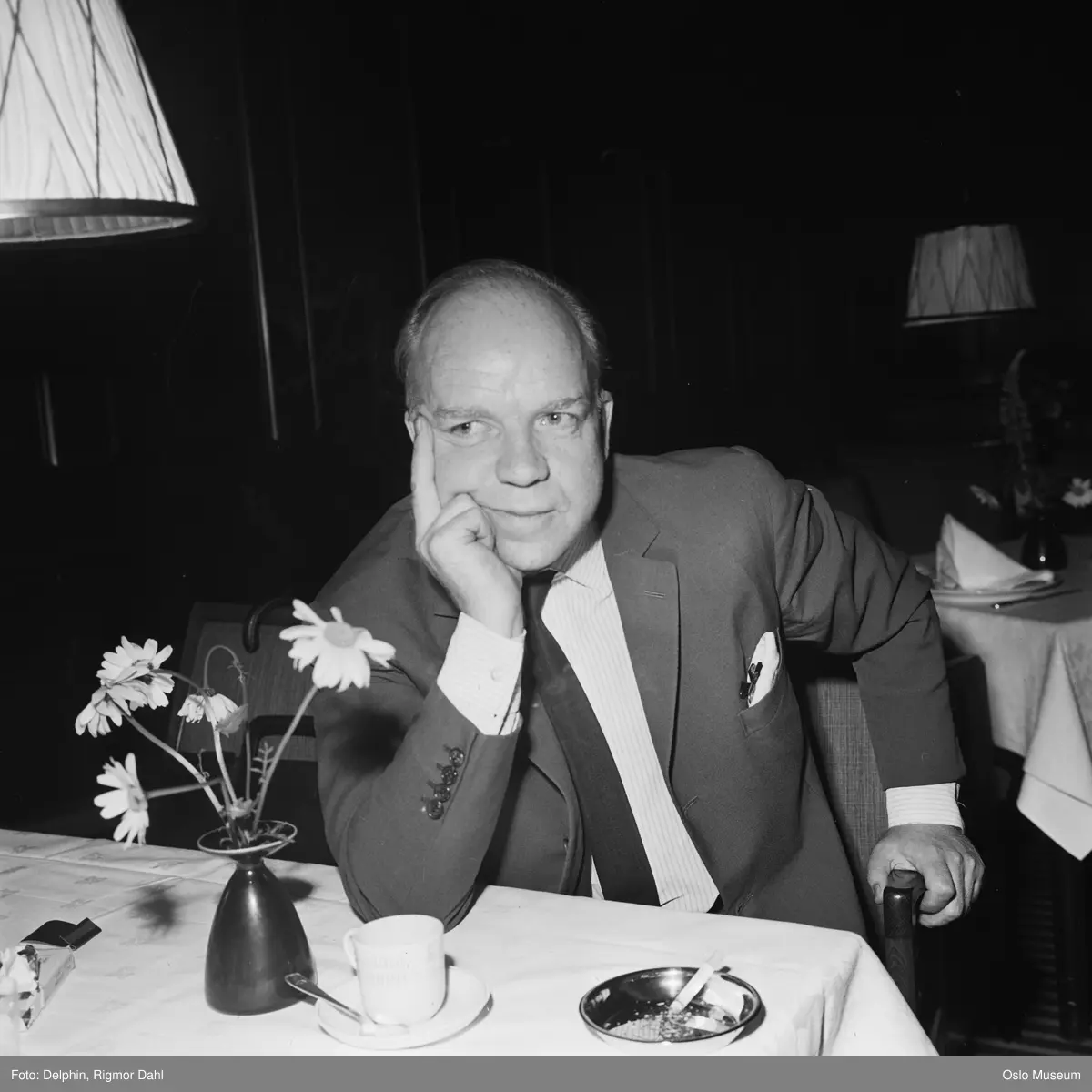 portrett, mann, skuespiller, sittende halvfigur ved restaurantbord, sigarett