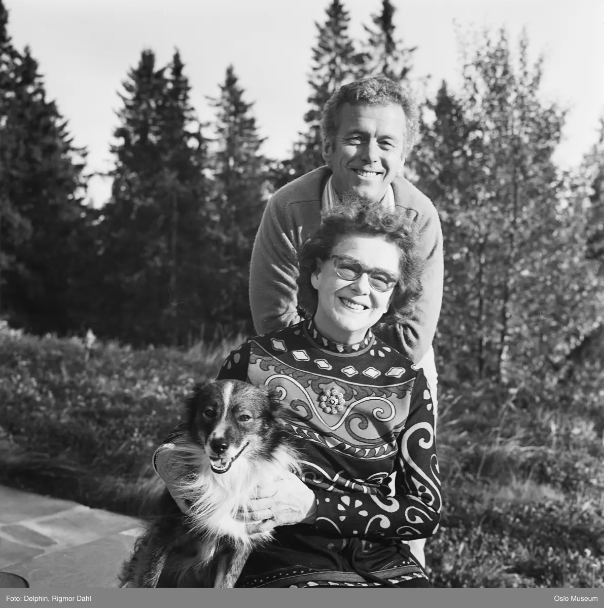 kvinne, mann, skuespillere, mor og sønn, sittende halvfigur, hund