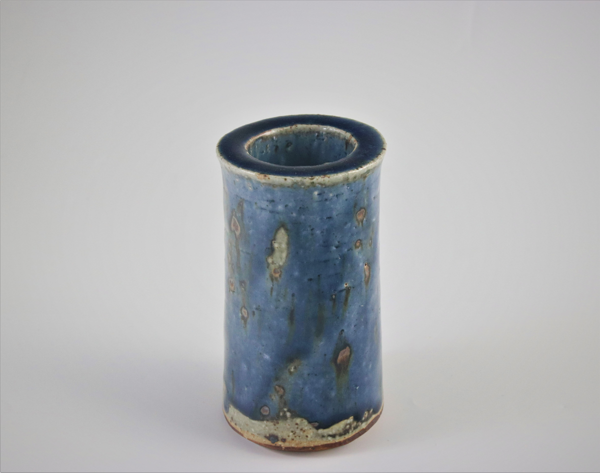 Marianne Westman, vas, drejat stengods med chamotte i fläckig, blåbrun glasering. Rörstrands porslinsfabrik, 1960-talet.