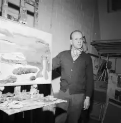 Konstnär framför sitt staffli i ateljé i kvarteret Icarus i 