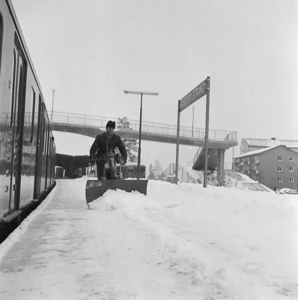 Handsnöplog för plattform vid Hässelby strand