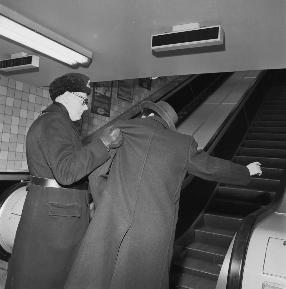 Nattvakt i tunnelbana, Carl Lannerbäck ser till att det är lugnt på stationerna