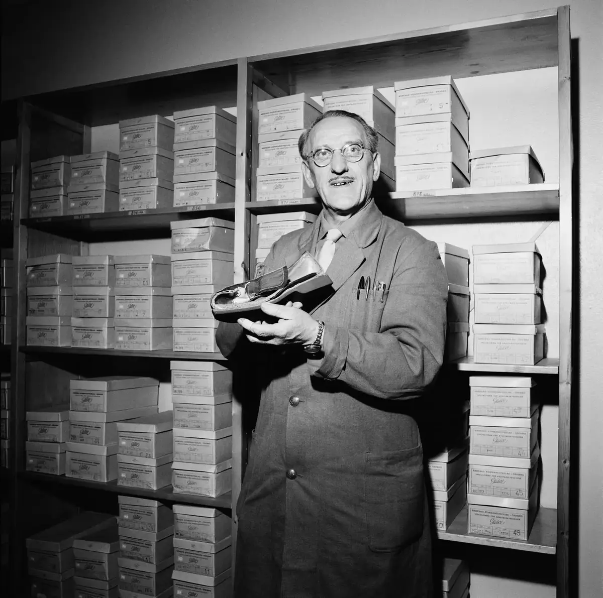 Gunnar Eriksson har fått belöning för sitt förbättringsförslag beträffande en s.k. skräddarsax. Med skräddarsaxen el sprättkniven kan man behändigt skära bort knappar från plaggen utan att skada de ena eller de andra. Kniven minskade personal- och materialkostnader och den innebar en förbättring i fråga om arbetarskyddet. Se artikel i tidskriften "Spårväg och Buss" nr 6, 1960.