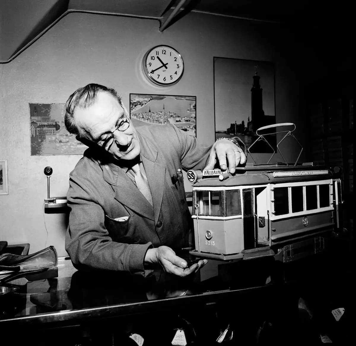 Skräddaren Gunnar Erikssons hobby är att bygga modeller. Se artikel i tidskriften "Spårväg och Buss" nr 6, 1960.