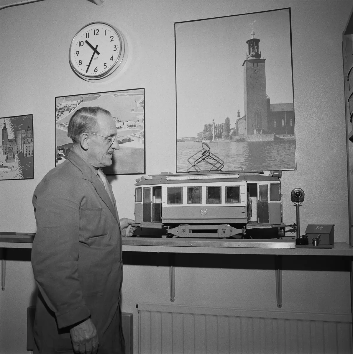 Skräddaren Gunnar Erikssons hobby är att bygga modeller. Se artikel i tidskriften "Spårväg och Buss" nr 6, 1960.