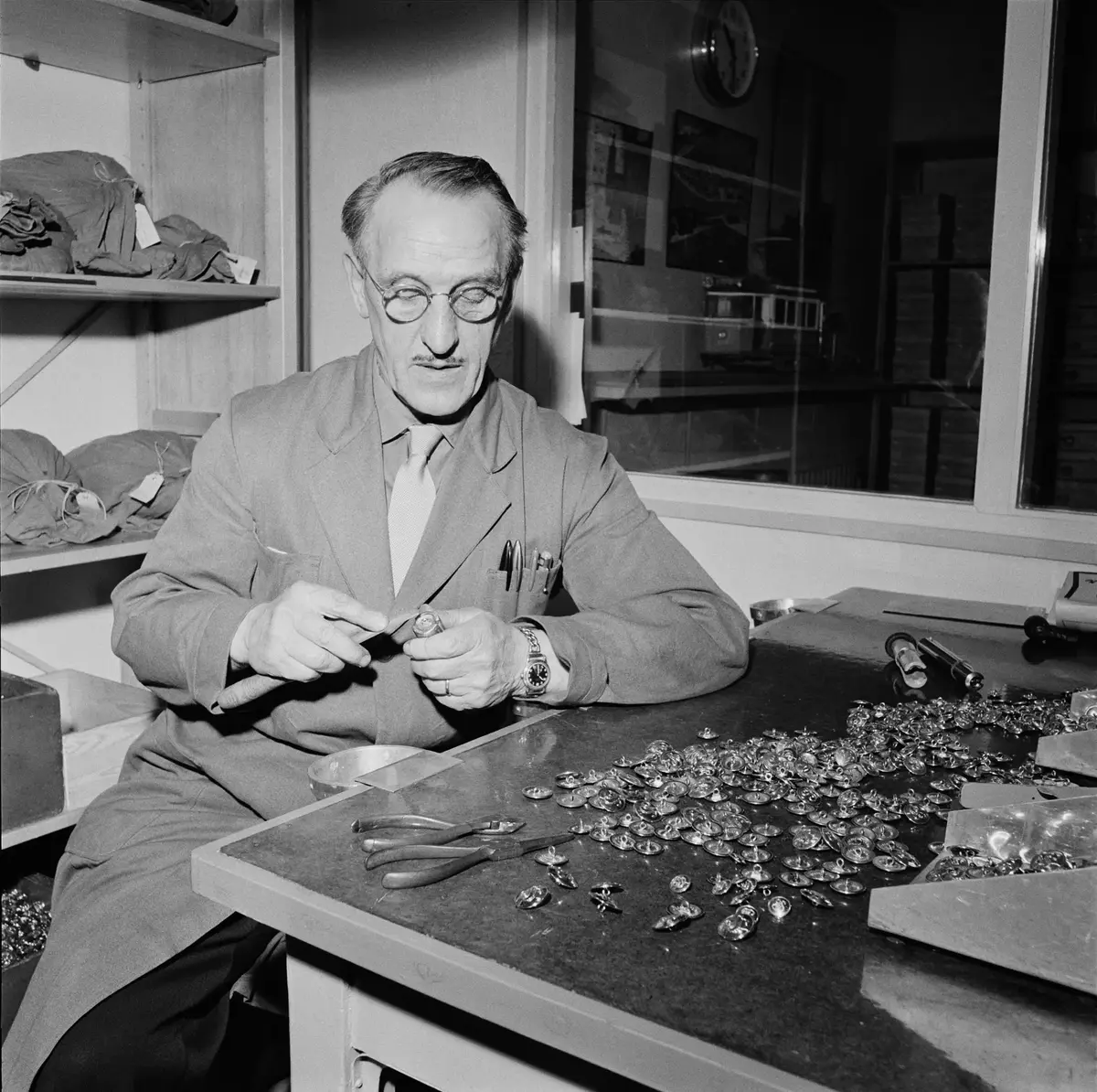 Gunnar Eriksson har fått belöning för sitt förbättringsförslag beträffande en s.k. skräddarsax. Med skräddarsaxen el sprättkniven kan man behändigt skära bort knappar från plaggen utan att skada de ena eller de andra. Kniven minskade personal- och materialkostnader och den innebar en förbättring i fråga om arbetarskyddet. Se artikel i tidskriften "Spårväg och Buss" nr 6, 1960.