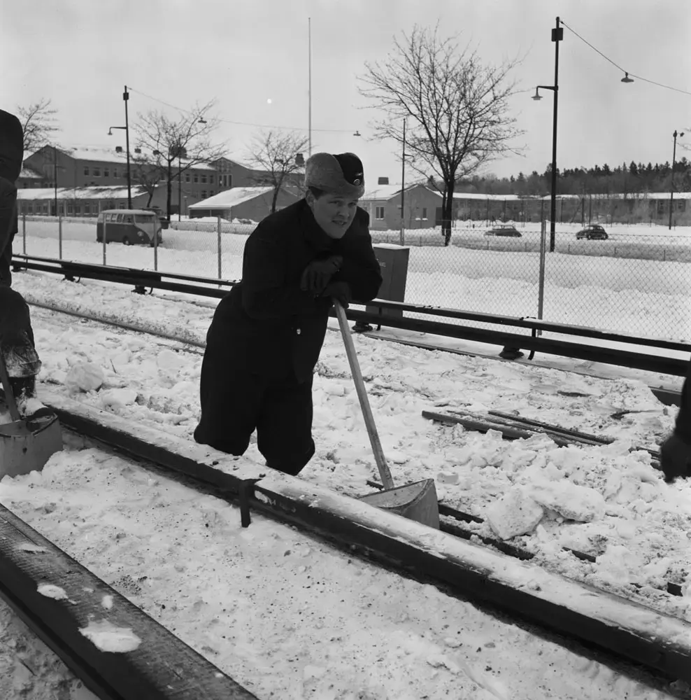Skottning av snö vid strömskena