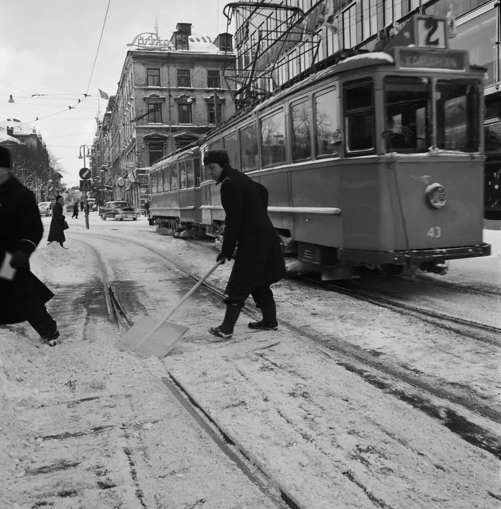 Spårvagn på linje 2 mot Karlaplan passerar 