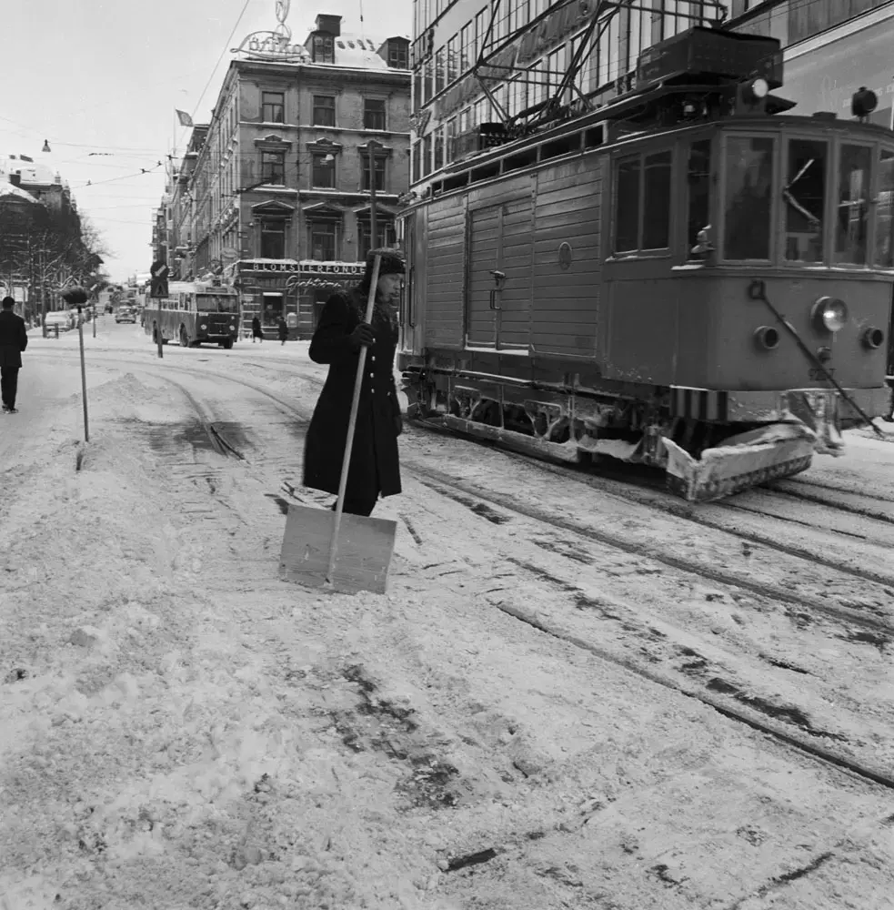 Snölok och skottning av räls på Hamngatan, 1960
