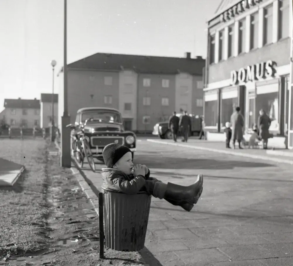 Pojke som vilar sig i papperskorg i Göteborg 1961
