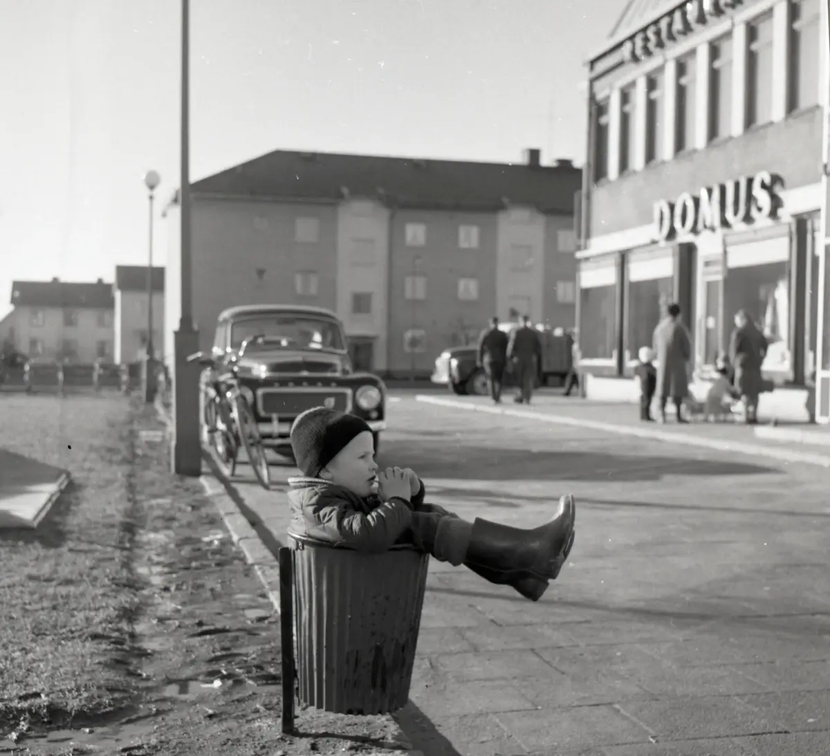 Pojke som vilar sig i papperskorg i Göteborg 1961