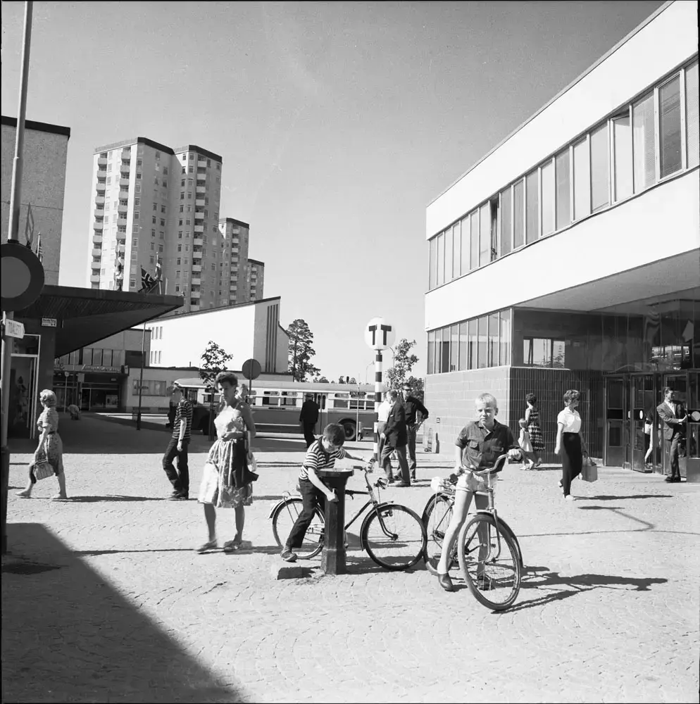 Pojkar med cyklar utanför tunnelbanestationen i Farsta