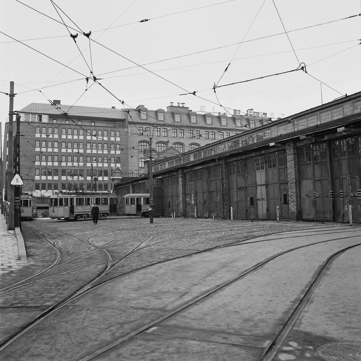 Norrhallen, hallgården med spårvagnar