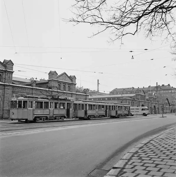 Norrhallen med trevagns buggtåg