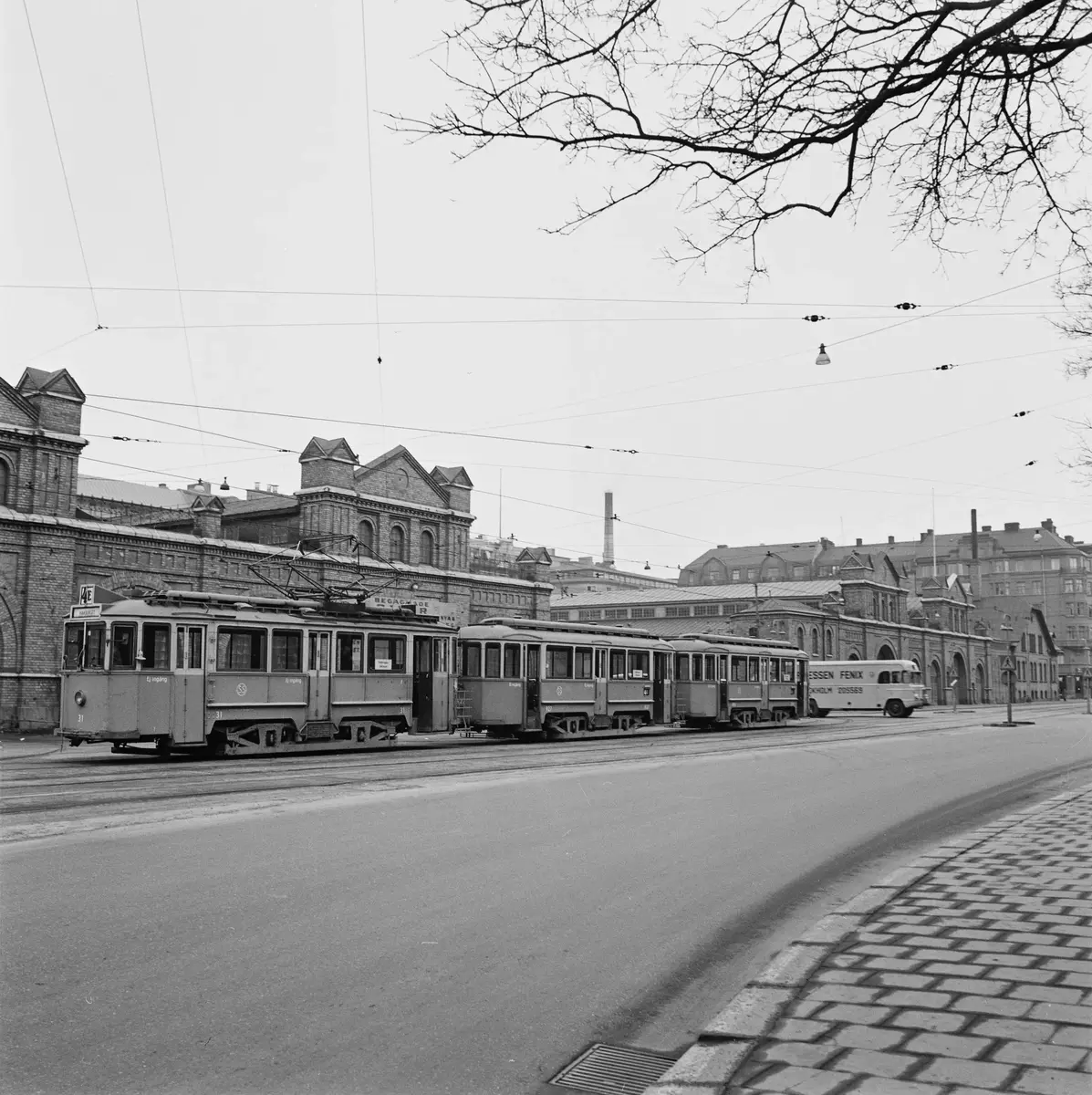 Norrhallen med trevagns buggtåg