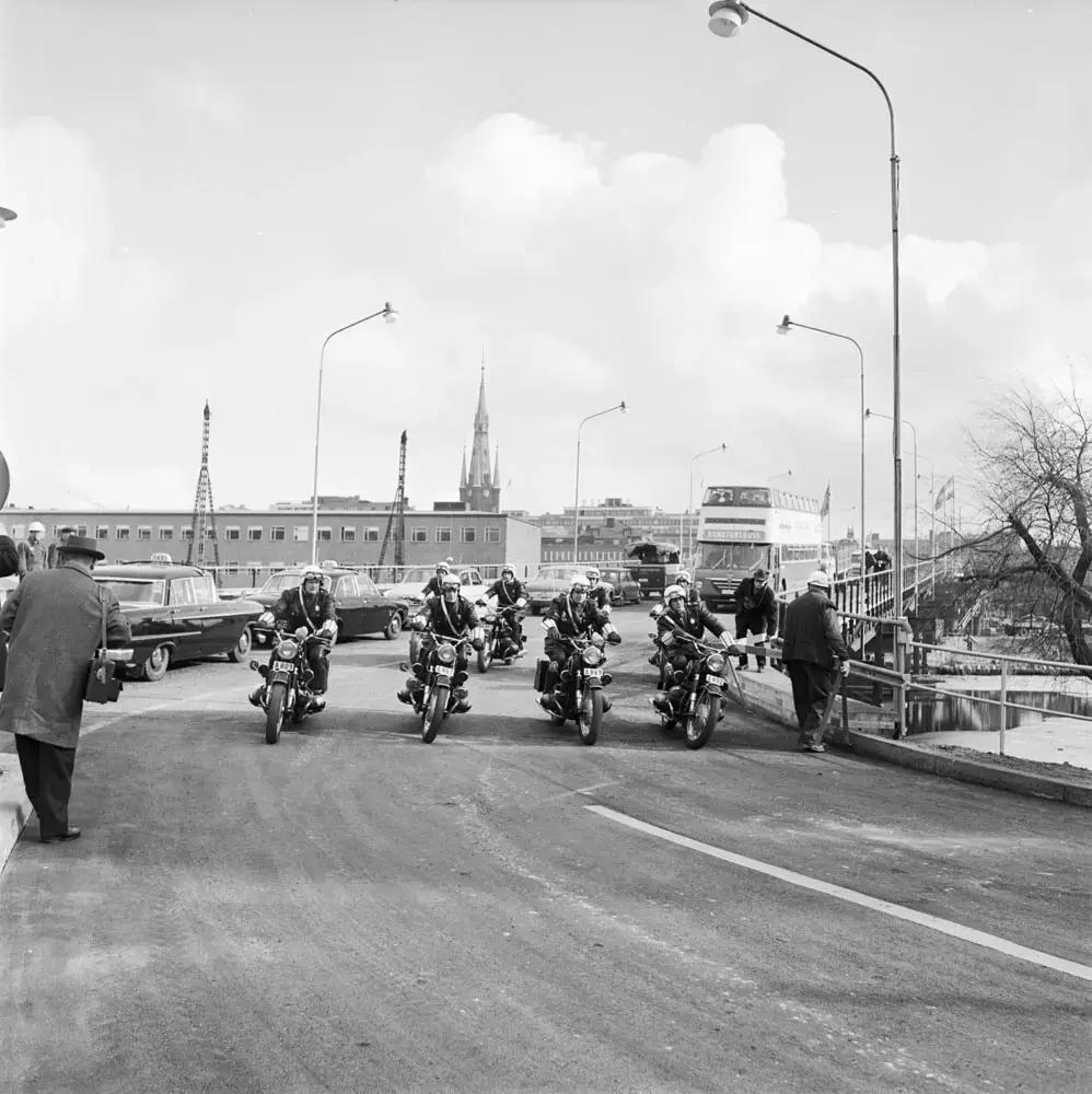 Främst i invigningståget körde åtta motorcykelpoliser och i Stockholms Spårvägars tvåvåningsbuss åker bl a Borgarrådet Helge Berglund. Den provisoriska viadukten var tänkt att tjänstgöra tills den permanenta Tegelbacken var klar, ca två år.
