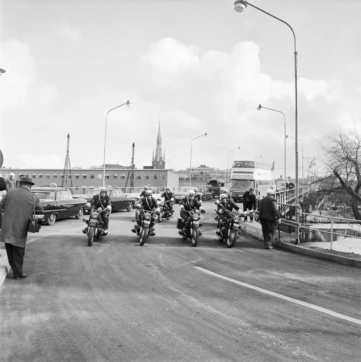Främst i invigningståget körde åtta motorcykelpoliser och i Stockholms Spårvägars tvåvåningsbuss åker bl a Borgarrådet Helge Berglund. Den provisoriska viadukten var tänkt att tjänstgöra tills den permanenta Tegelbacken var klar, ca två år.