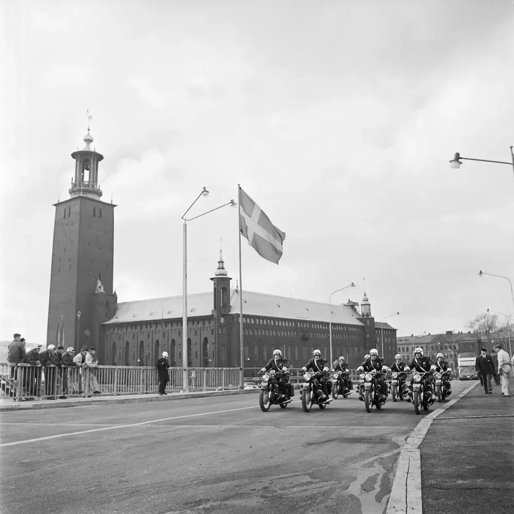 Främst i invigningståget körde åtta motorcykelpoliser och i Stockholms Spårvägars tvåvåningsbuss åker bl a Borgarrådet Helge Berglund. Den provisoriska viadukten var tänkt att tjänstgöra tills den permanenta Tegelbacken var klar, ca två år.