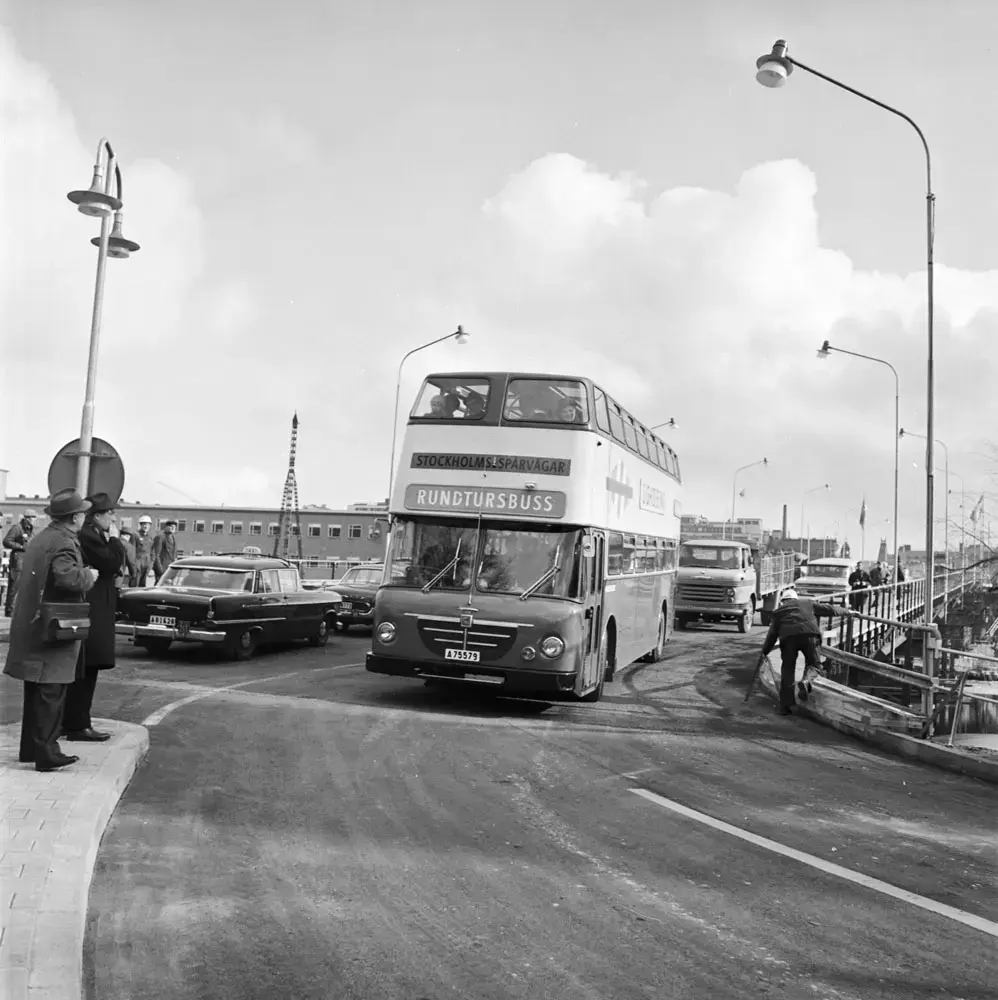 Viadukten invigdes av Borgarrådet Helge Berglund som tillsammans med en rad inbjudna for över viadukten i Stockholms Spårvägars tvåvåningsbuss. Den provisoriska viadukten var tänkt att tjänstgöra tills den permanenta Tegelbacken var klar, ca två år.